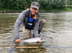 Dominic mit seinem ersten Lachs